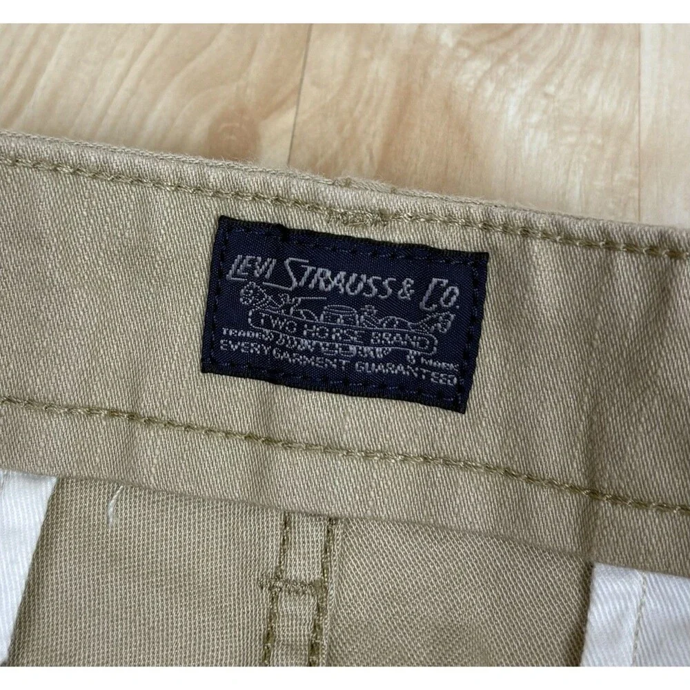 Levi’s Cargo Shorts / Khaki / Tan / Y2K / Size 30